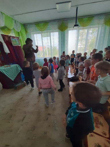 К нам в гости приехал театр К нам в гости приехал театр.